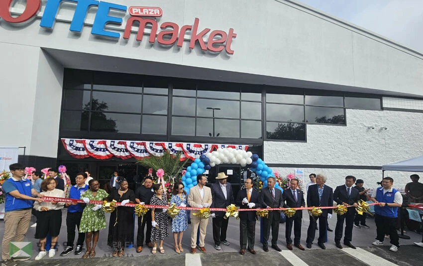 롯데 플라자 마켓 잭슨빌점이 12일 오전 정식 오픈했다. 앨빈 이 사장을 비롯한 주요 인사들이 오프닝 테이프 컷을 하고 있다.