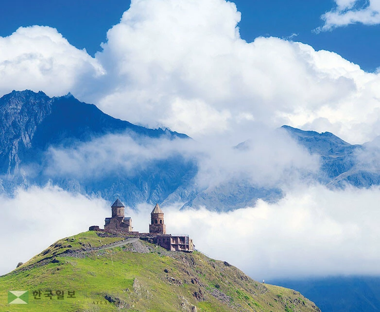 코카서스 산맥의 미봉을 병풍처럼 두른 해발 2천m 게르게티 트리니티 교회.