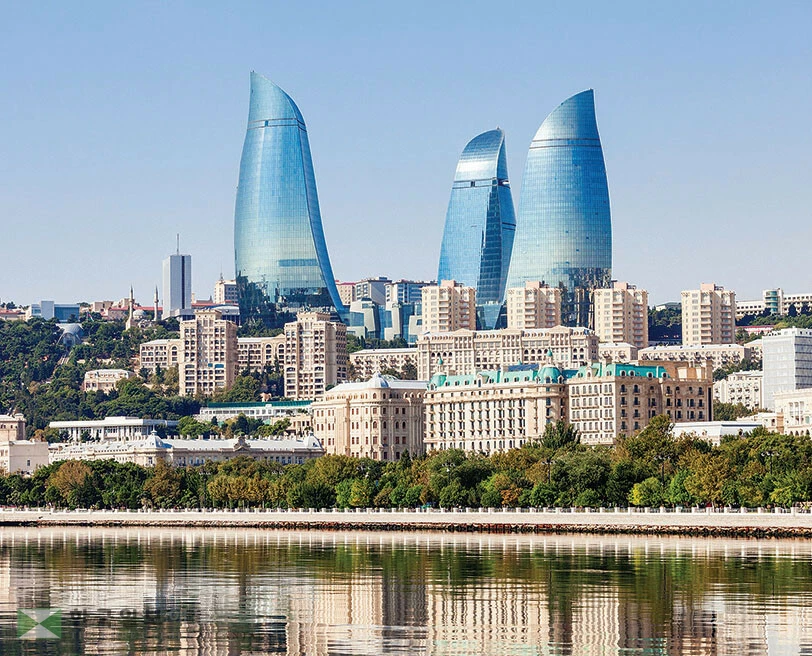 바쿠의 상징이자 불꽃 모양으로 빛나는 플레임 타워 전경.