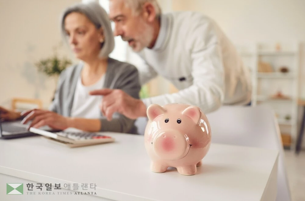 전문가들은 관세로 인해 경제적 불확실성이 커져 저축을 늘리는 등 예비자금 확보가 중요하다고 조언하고 있다.<사진=셔터스톡 이미지>