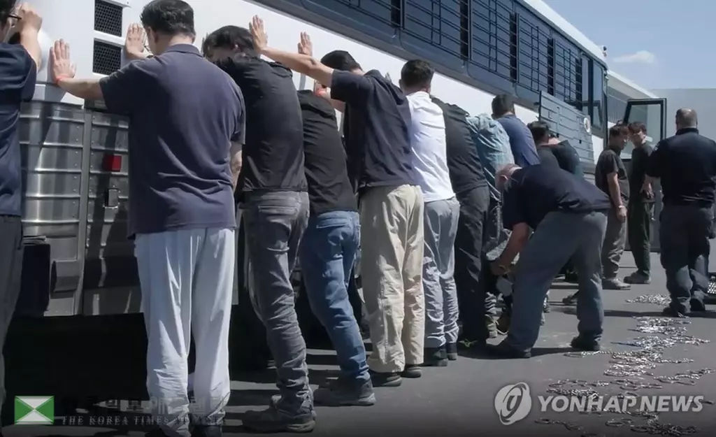 ICE가 홈페이지에 공개한 지난 4일 현대차그룹-LG에너지솔루션의 합작 배터리 공장 건설현장에서 벌인 불법체류·고용 단속 현장 영상.<연합=ICE 홈페이지 영상 캡쳐>