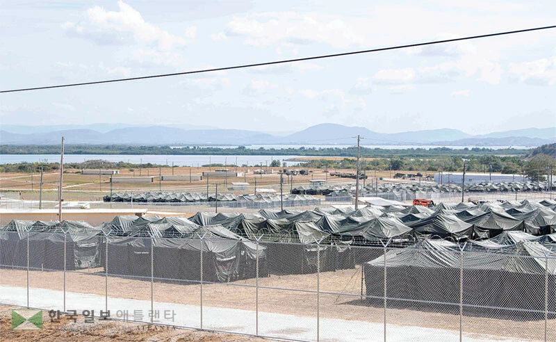  연방 이민당국이 구금시설 포화 상태에 직면해 있다. 텐트로 된 이민 구금시설 모습. [로이터]