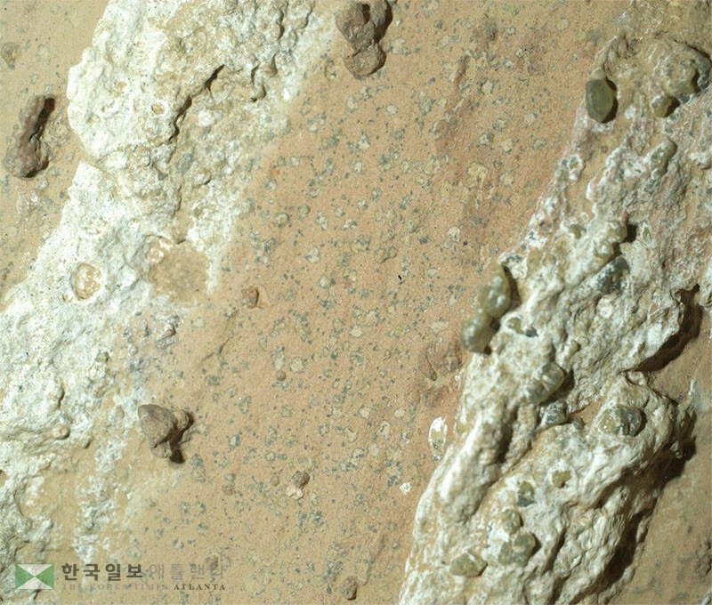  화성의 고대 이암을 확대한 사진. 붉은-갈색 부분은 산화철 점도 광물이며 그 속에 박혀 있는 녹청색 결절은 산소가 부족한 환경에서 형성된 철 인산염 광물이다. 표범 무늬 부분은 철 인산염과 함께 철 황화물이 함께 들어 있는 곳이다. 연구팀은 이는 퇴적암 속에 산화된 영역과 환원된 영역이 공존한다는 증거라며 이는 고대 화성에서 미생물 활동 또는 비 생물학적 화학 반응 가능성을 모두 시사한다고 밝혔다. [로이터]
