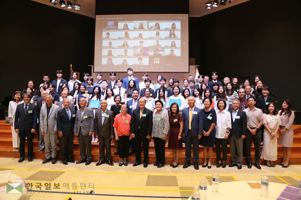 지난 13일 열린 한미장학재단 남부지부 장학금 수여식에 참석한 장학생, 기부자, 이사진이 한자리에 모였다.