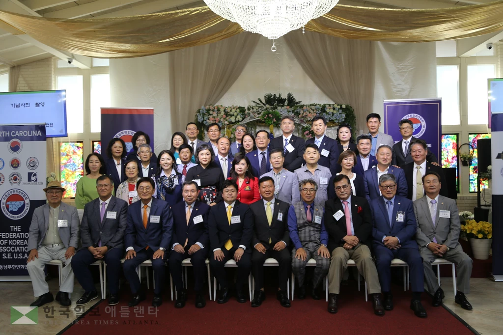 13일 열린 2025 동남부한인회연합회 정기총회 참석자들이 기념 단체사진을 찍고 있다.