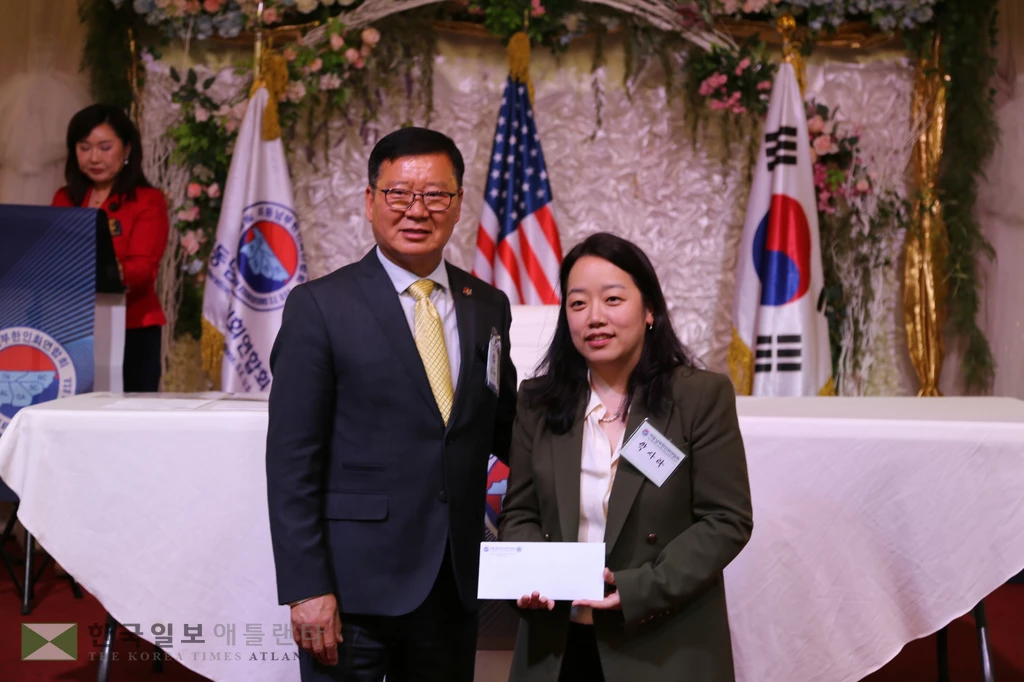 박사라 둘루스 시의원 후보에게 금일봉 전달.