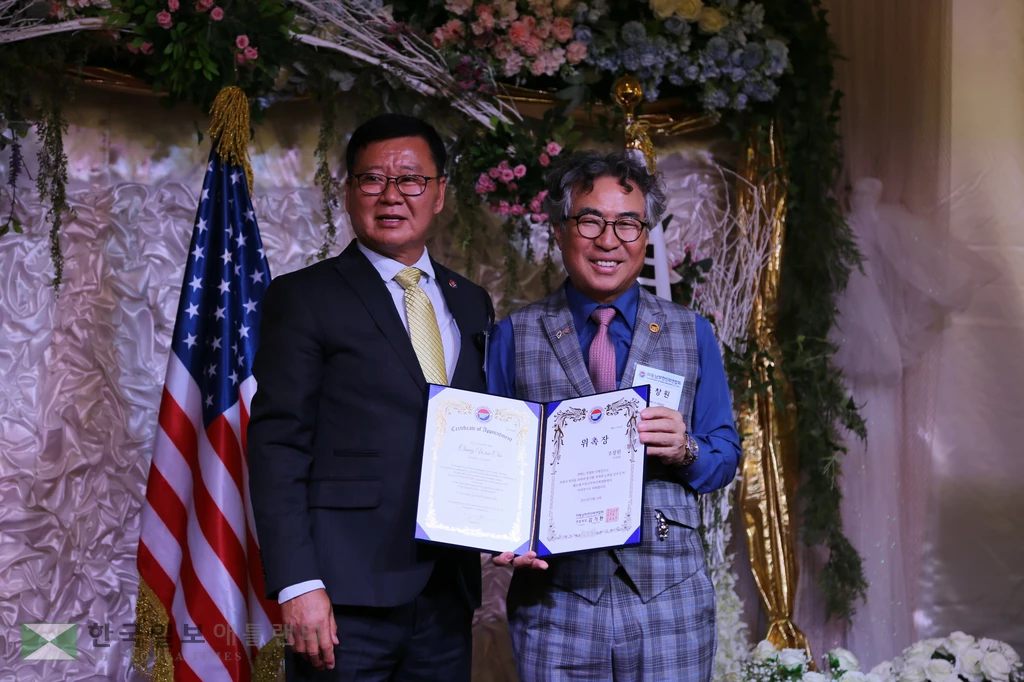 조창원 이사장에게 위촉장 전달.