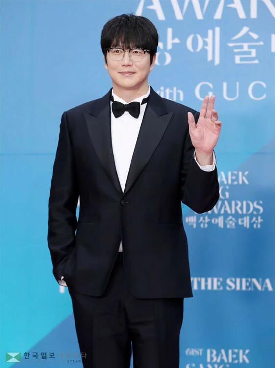 가수 성시경이 5일(한국시간) 오후 서울 강남구 코엑스에서 열린 제61회 백상예술대상 시상식에 참석해 포즈를 취하고 있다.