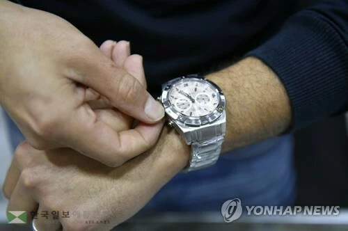 서머타임 시작에 맞춰 시곗바늘 돌리는 남성[EPA 연합뉴스 자료사진. 재판매 및 DB 금지]