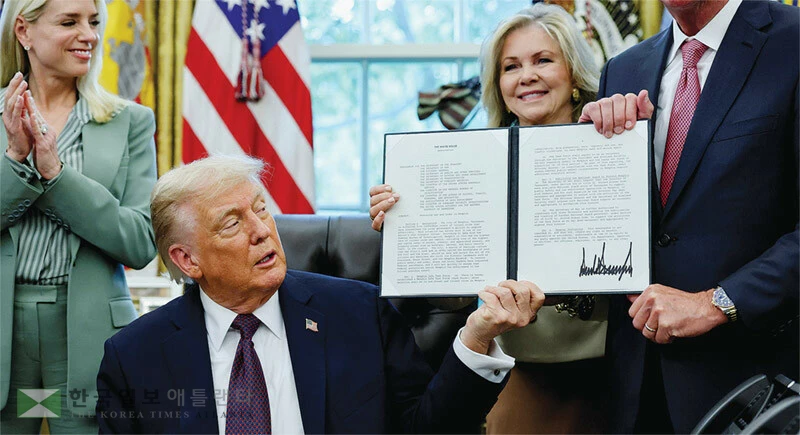 도널드 트럼프 대통령이 15일 테네시주 멤피스의 심각한 범죄 문제를 해결하기 위해 주방위군과 연방 기관 요원들을 투입하겠다고 밝혔다. 이는 멤피스에서 대대적인 범죄 척결 및 이민 단속 작전을 예고한 것으로 풀이된다. 트럼프 2기 들어 치안을 이유로 군대를 투입하는 것은 LA, 워싱턴 DC에 이어 세 번째다. 트럼프 대통령이 이날 백악관 집무실에서‘멤피스 안전 태스크포스 구성’을 지시하는 행정명령에 서명한 뒤 이를 들어보이고 있다.<로이터>