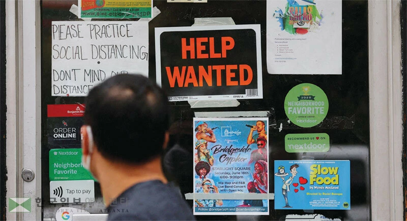  도널드 트럼프 행정부는 관세 정책이 미국 내 일자리를 늘릴 것이라고 주장하지만 실상은 기업들은 채용에 더 소극적이다. [로이터]