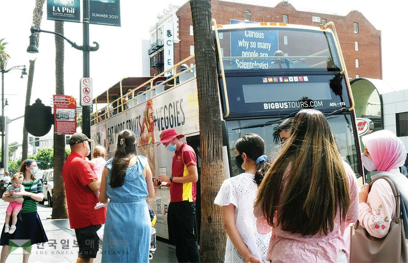 도널드 트럼프 행정부의 반이민 단속과 입국 심사 강화 등으로 미국을 찾는 관광객이 줄고 있다. 할리웃 지역의 외국인 관광객 모습. [로이터]