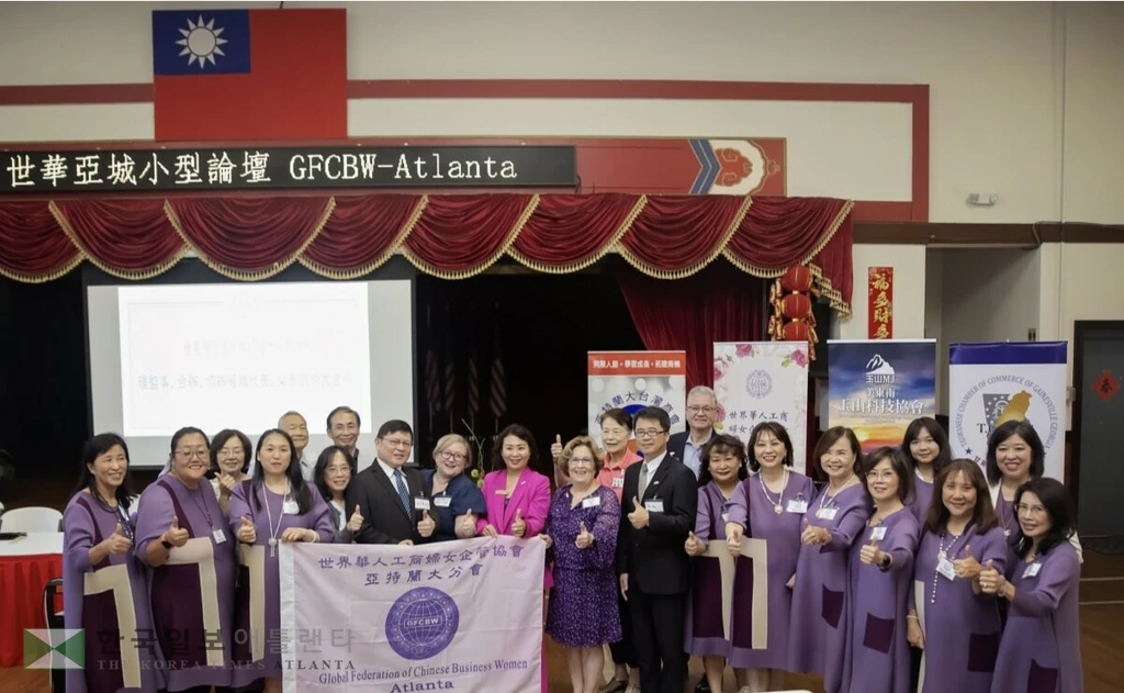 미쉘 강 후보가 컨퍼런스 후 참가자들과 함께하고 있다.