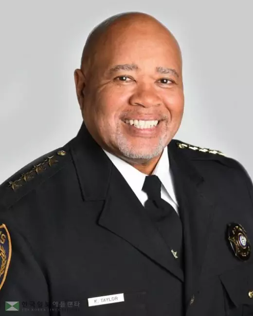 키보 테일러 귀넷 셰리프. 그는 자신의 페이스북에서 "커크 지지자는 나와 친구 끊어라"는 내용의 글을 올려 찬반 논란을 일으켰다.