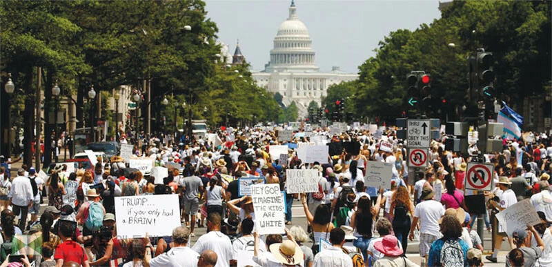 이민자 단체 관계자들이 워싱턴 DC에서 연방 의사당을 향해 반이민 정책 반대 행진을 하던 모습. [로이터]