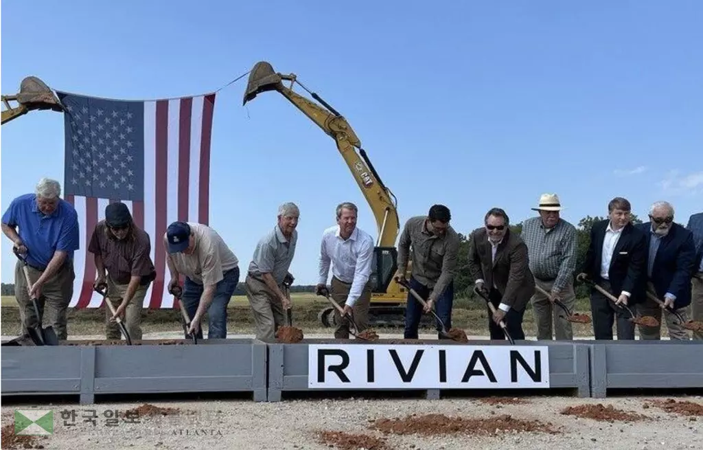 16일 리비안 조지아 전가차 공장 기공식에서 켐프 주지사 등 관계자들이 첫 삽을 뜨고 있다,<사진=조지아 공영 방송>