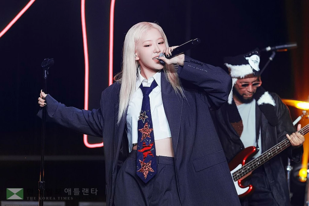 걸그룹 블랙핑크 로제와 팝스타 브루노 마스의 듀엣곡 '아파트' 뮤직비디오가 유튜브 조회수 20억회를 달성했다고 소속사 더블랙레이블이 18일 밝혔다. 이는 K팝 솔로와 그룹 아티스트를 통틀어 가장 빠른 기록이다. 사진은 블랙핑크 로제. 2024.12.5 [CJ ENM 제공. 재판매 및 DB 금지]