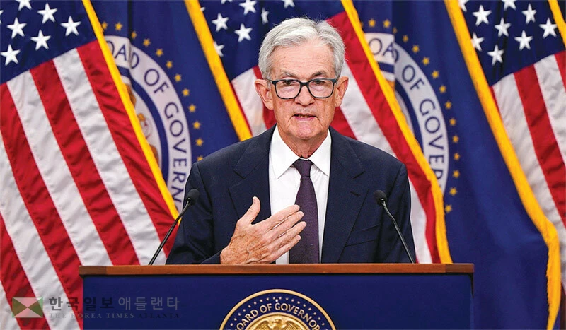  제롬 파월 연준 의장이 17일 연방공개시장위원회(FOMC) 회의가 종료된 후 기자회견을 통해 금리 동결 배경과 미 경제 전망 등을 설명하고 있다. [로이터]