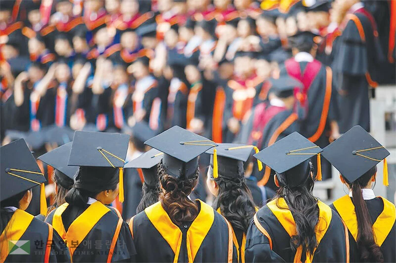  졸업의 기쁨도 잠시, 대학교나 대학원 졸업자들은 어려운 경제사정과 고용시장으로 힘겨운 학자금 대출 상환에 나서야 한다. [로이터]