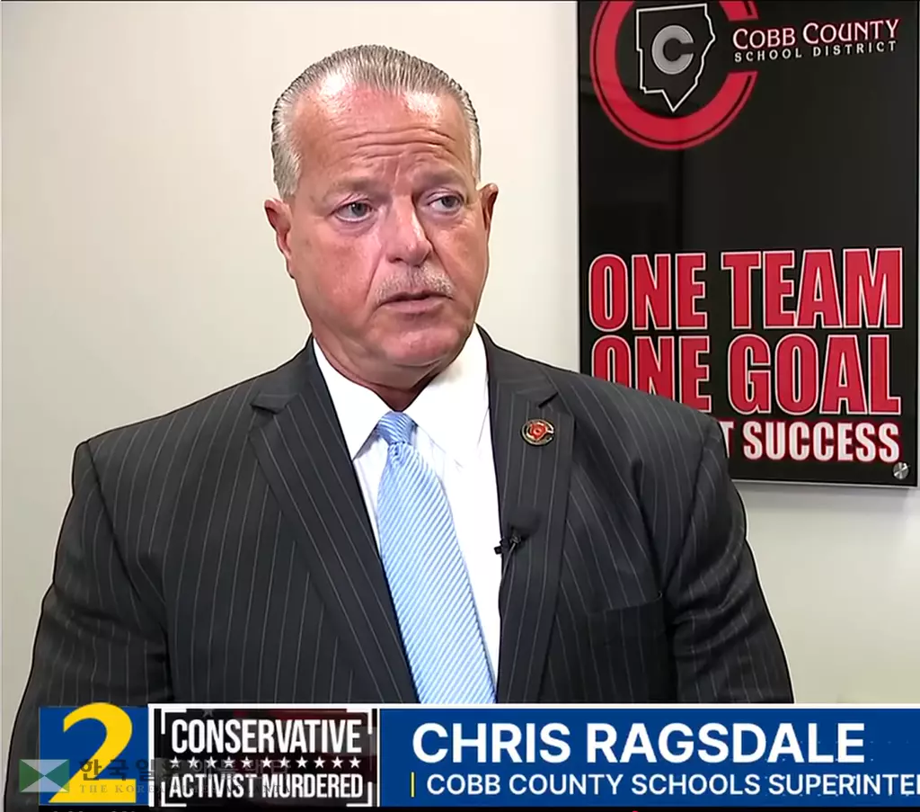 18일 저녁 랙스데일 캅 교육감이 교사 징계 조치와 관련해 언론 인터뷰를 통해 입장을 밝히고 있다.<사진-WSB-TV 뉴스 캡쳐>