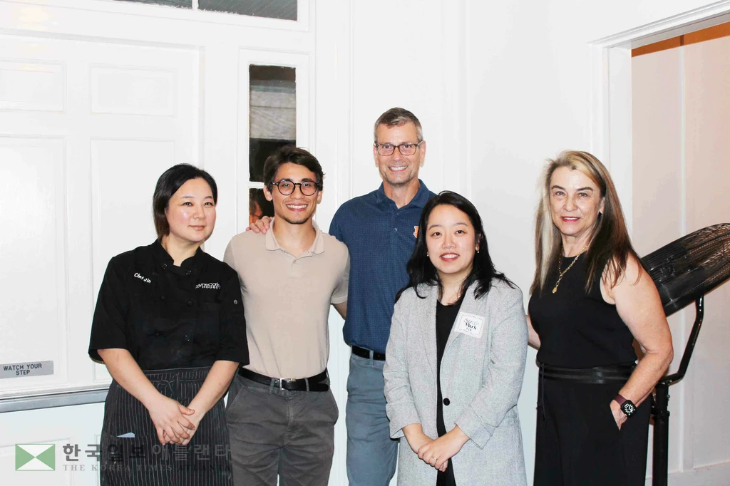 그렉 휘틀록 둘루스 시장(왼쪽에서 세번째)과 사라박 시의원 후보(오른쪽 두번째), 페인콜리 김진희 대표(맨 왼쪽), 낸시 해리스 전 둘루스 시장(맨 오른쪽)