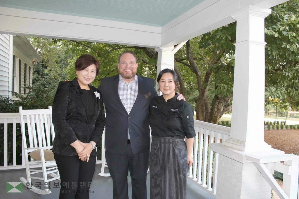 헤일리 구 에이전트와 김진희 대표. 가운데가 둘루스 시의원에 출마하는 제이민 하크니스 의원