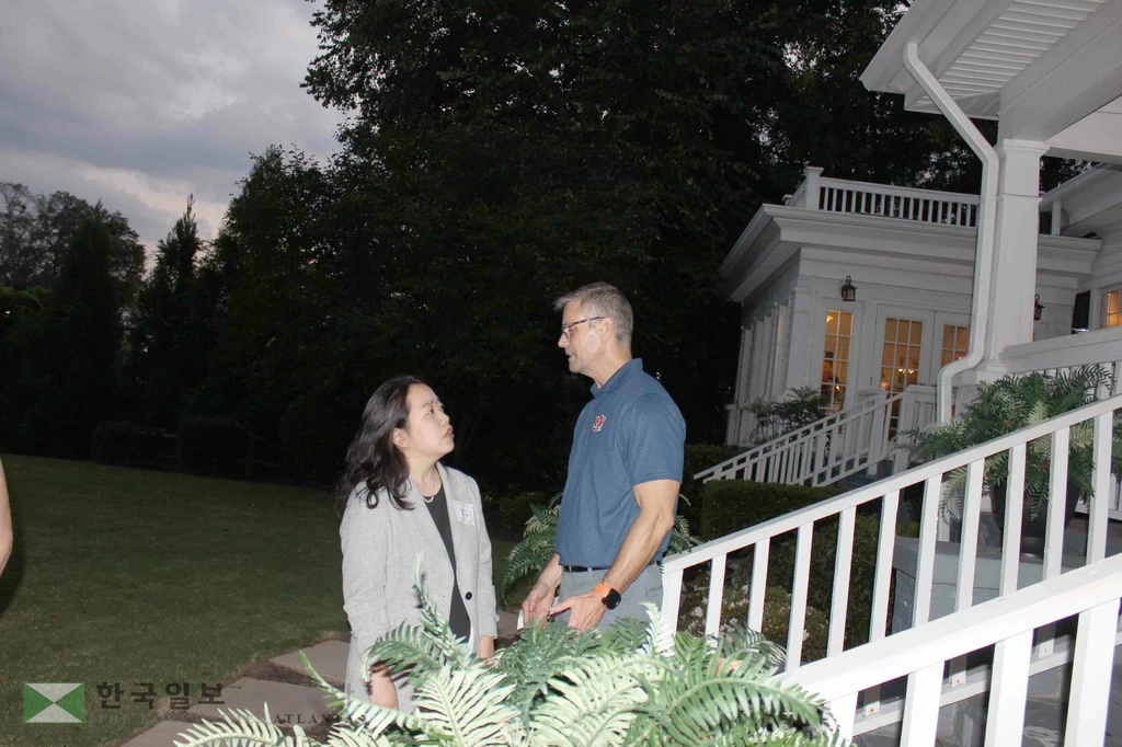 사라박 둘루스 시의원 후보와 그렉 휘틀록 둘루스 시장이 담소를 나누고 있다