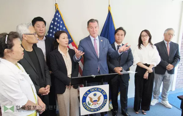  한국인들의 미국내 전문직 취업비자 쿼타를 간접적으로 늘릴 수 있는 E-3 취업비자 법안을 재상정한 톰 수오지(오른쪽에서 네 번째부터) 연방하원의원이 김민선 미주한인이민사박물관장 등 한인단체장들과 기자회견을 갖고 있다.