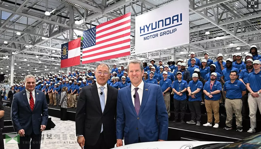 정의선 현대차그룹 회장이 지난 3월 26일 엘라벨에서 열린 '현대자동차그룹 메타플랜트 아메리카'(HMGMA)의 준공식에서 아이오닉 5 차량에 기념 서명을 마친 후 브라이언 캠프 조지아 주지사와 기념 촬영하고 있다.<사진=연합=HMGMA 제공>