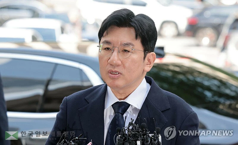  기업공개(IPO)를 앞두고 투자자들을 속여 지분을 팔게 한 의혹을 받는 방시혁 하이브 의장이 15일(한국사간) 서울 마포구 서울경찰청 금융범죄수사대에 피의자 신분으로 출석하며 취재진 질문에 답하고 있다. 2025.9.15 [연합]