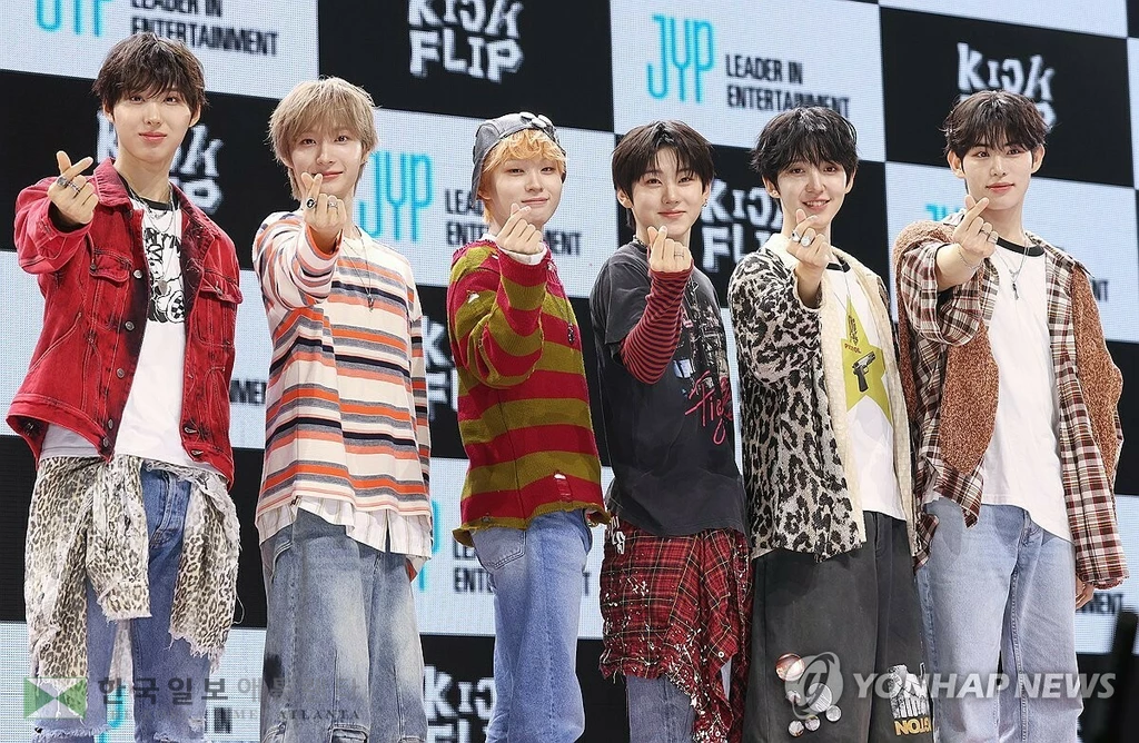 그룹 킥플립이 22일 서울 광진구 예스24라이브홀에서 열린 세 번째 미니앨범 언론 공개회에서 포즈를 취하고 있다. (서울=연합뉴스) 