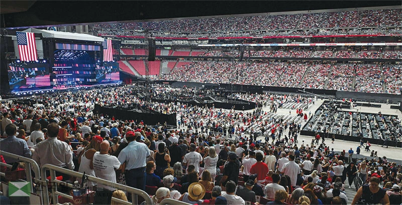  21일 애리조나주 글렌데일의 스테이트팜 스테디엄에 많은 인파가 몰린 가운데 찰리 커크 추모 행사가 열리고 있다. [로이터]