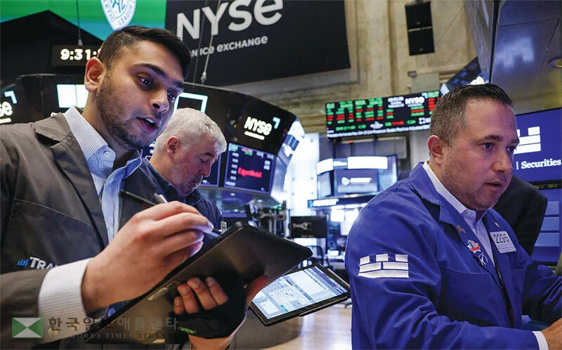  주식 시장이 부정적인 경제 지표보다 긍정적 전망에 대해 더 큰 기대를 하고 있어 증시가 상승세를 이어가는 것으로 분석된다. [로이터]