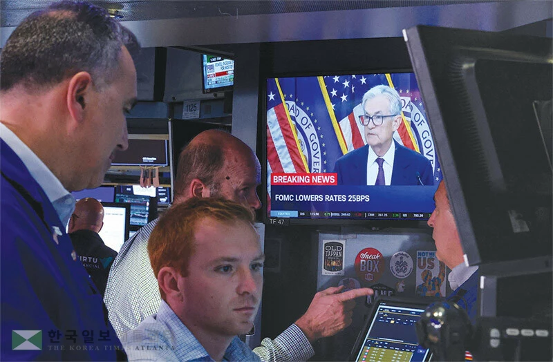  연준의 이번 기준 금리 인하가 시장 전반에 영향을 미칠 전망이다. 특히, 크레딧 카드와 자동차 대출 이자 하락으로 이어져 소비자들의 이자 부담이 다소 낮아질 것으로 기대된다. [로이터]