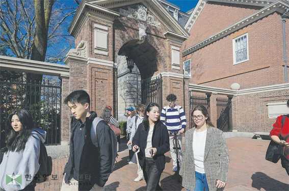 아이비리그를 포함한 주요 명문대학들이 학생 선발 방식으로 전인적 평가를 의미하는‘홀리스틱 리뷰’ 평가 방식을 채택하고 있다.										<로이터>