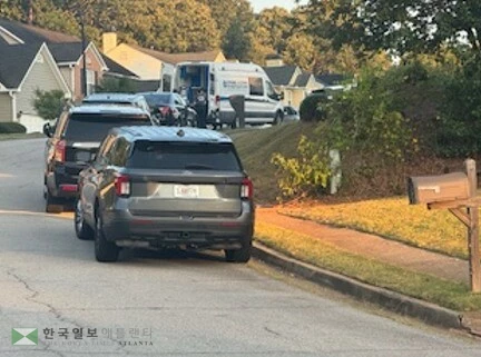 가정에 침입한 용의자가 집주인 총에 맞아 사망한 사건에 경찰이 출동해 수사하고 있다. <사진=귀넷 경찰국>