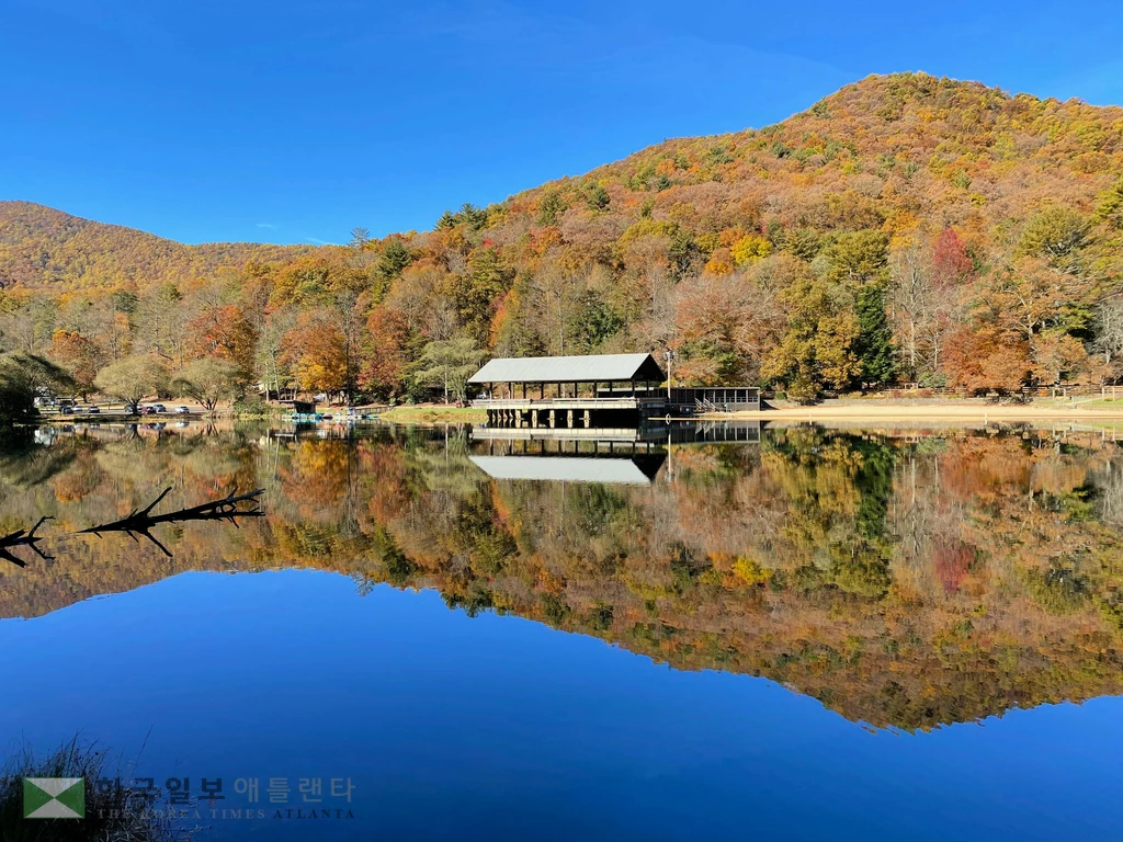 조지아의 불타는 단풍 절정기 모습. 사진은 보겔 스테이트 파크 가을 풍경. 