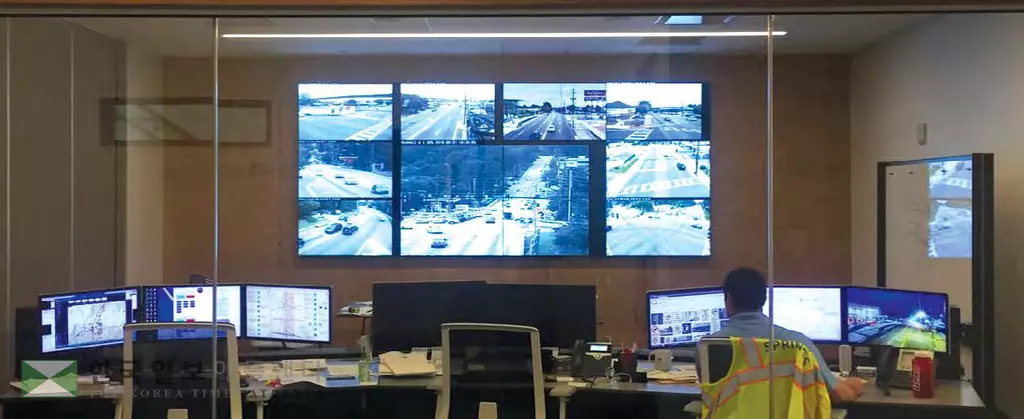 샌디스프링스 교통 관리 센터 모습. 수백대의 카메라를 이용해 상황에 맞게 교통 신호등을 조정한다.<사진=샌디스프링스 웹사이트 캡쳐>