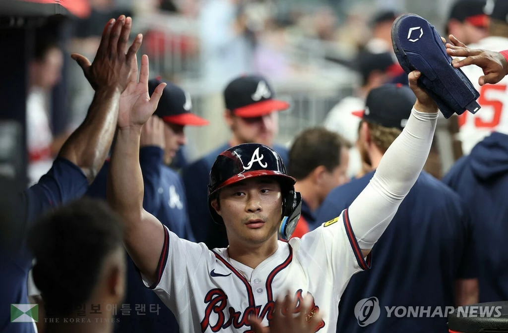 2회 득점 후 동료 선수들과 함께 기뻐하는 김하성[AFP=연합뉴스]