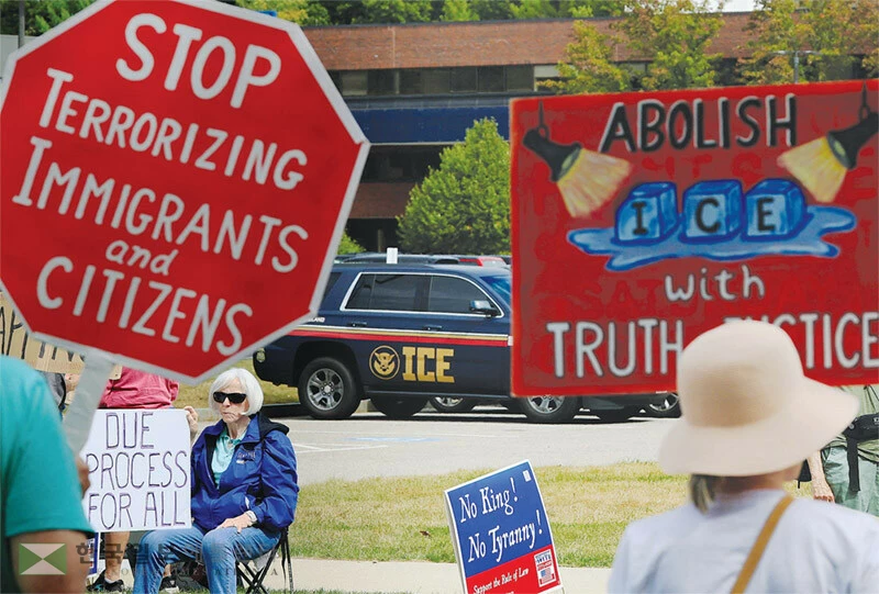  이민자 사회에서 이민 단속 공포가 확산되고 있는 가운데 지난주 매사추세츠주 ICE 구치소 앞에서 이민자들이 시위를 벌이고 있다. [로이터]