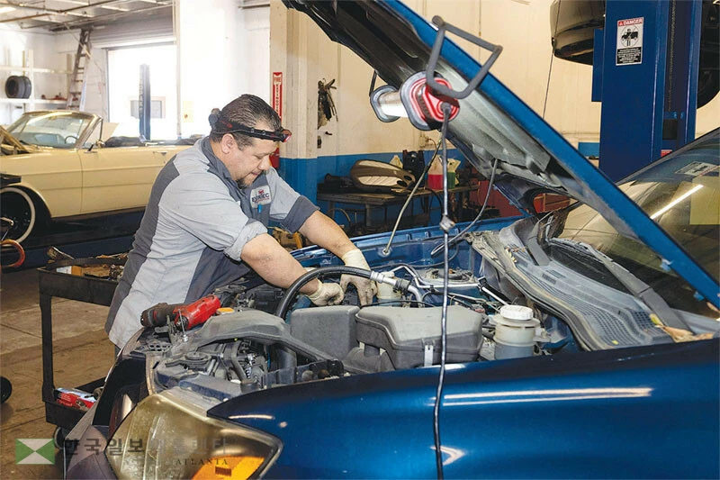  자동차 수리비가 역대 최고 수준으로 급등하면서 소유주 부담이 가중되고 있다. 한 정비소에서 정비공이 자동차를 수리하고 있다. [로이터]