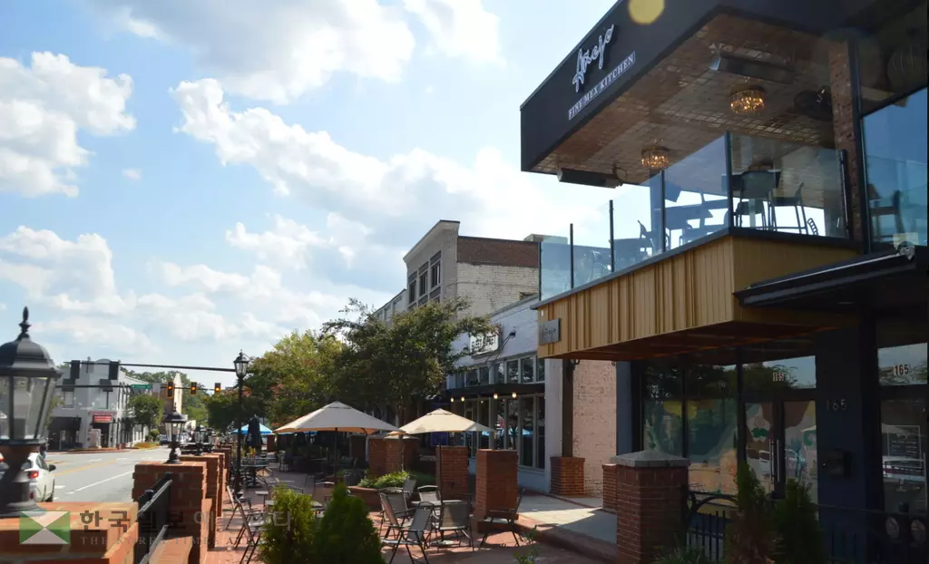 넷플릭스 영화 '저스트 픽쳐 잇' 무대로 등장하게 되는 로렌스빌 스퀘어 상가 모습.<사진=귀넷 데일리>