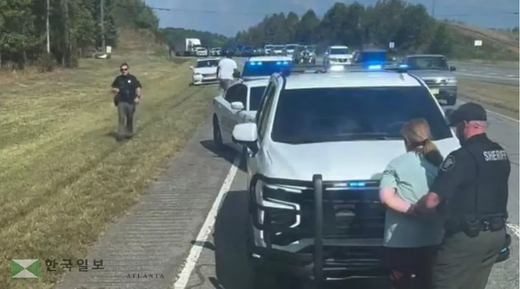 바토우 카운티 경찰이 만취 상태로 스쿨버스를 운전한 해가면을  체포하고 있다.<사진-바토우 카운티 경찰 제공>