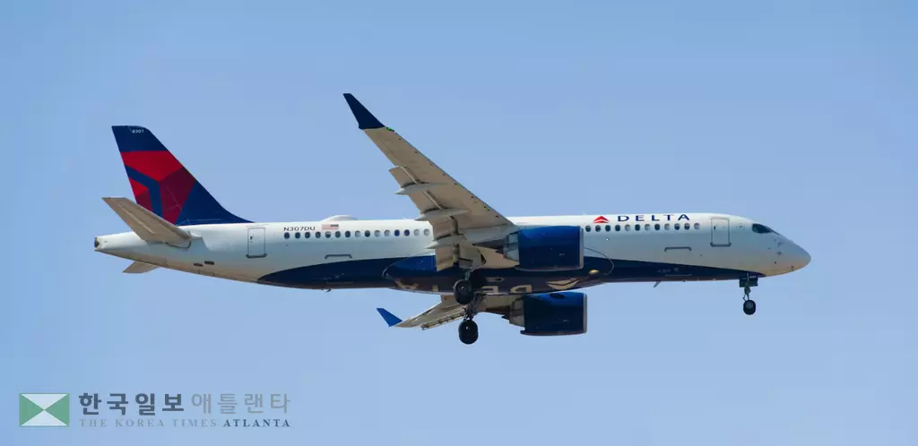 애틀랜타발 새크라멘토행 델타 여객기가 엔진 문제로 불꽃이 발생해 긴급 회항하는 사고가 일어났다. 사고기와 같은 기종의 델타 여객기.