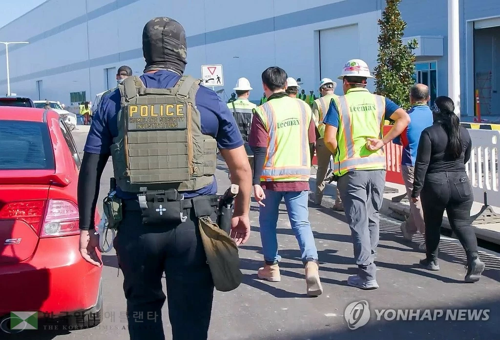 미국 이민 단속 당국이 홈페이지를 통해 지난 9월 4일 조지아주 현대차그룹-LG에너지솔루션의 합작 배터리 공장 건설현장에서 벌인 불법체류·고용 단속 현장 사진을 홈페이지를 통해 공개했다. [ICE 제공.자료사진. 재판매 및 DB 금지] 