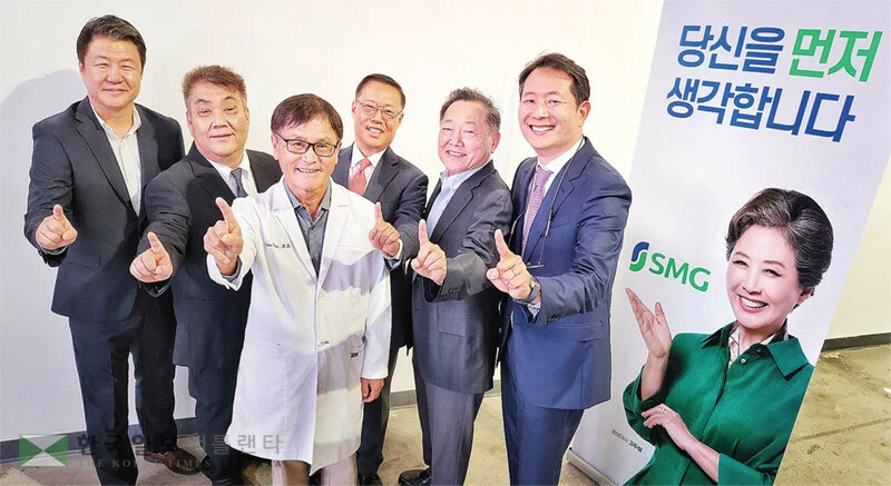  23일 서울메디칼그룹 리더 그룹과 주요 의료진이 한미메디칼그룹 통합으로 하나됨을 알리는 포즈를 취하고 있다. 오른쪽부터 리처드 박 회장, 조셉 김, 배호섭, 한승수, 폴 장 전문의, 돈 김 대표. [박상혁 기자]