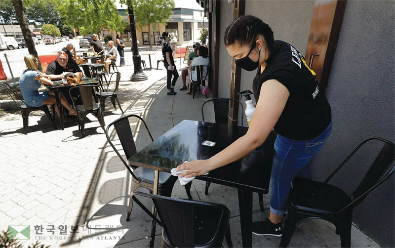  주가 고공 행진과 부유층의 소비 호조에도 미국민의 절대 다수를 차지하는 중산층과 서민층은 물가 상승 재정 압박에 지출을 줄이고 있는 것으로 나타났다. [로이터]