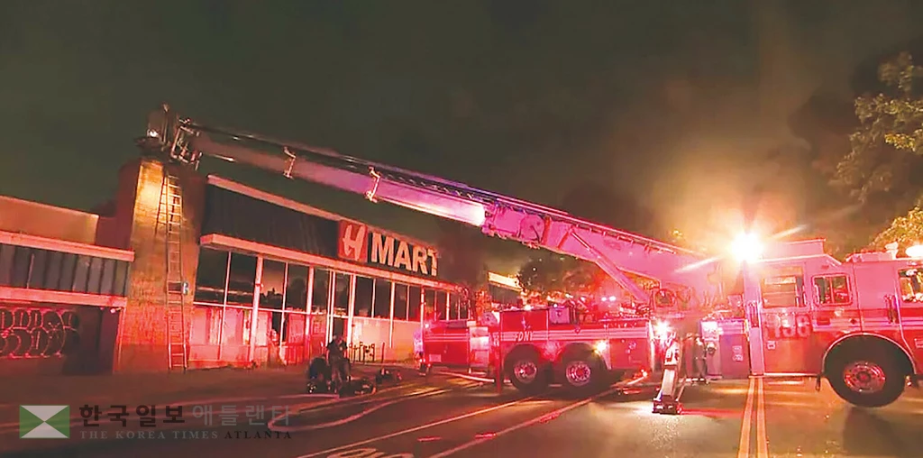 뉴욕시 소방국 대원들이 퀸즈 플러싱 소재 H마트 유니온점에서 발생한 화재를 진압하고 있는 모습. <출처=FDNY>