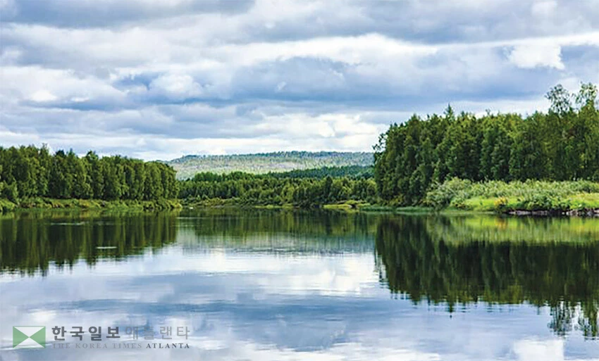 핀란드 라플란드 키틸라 오우나스강 수면에 일대 풍경의 반영이 비치고 있다.