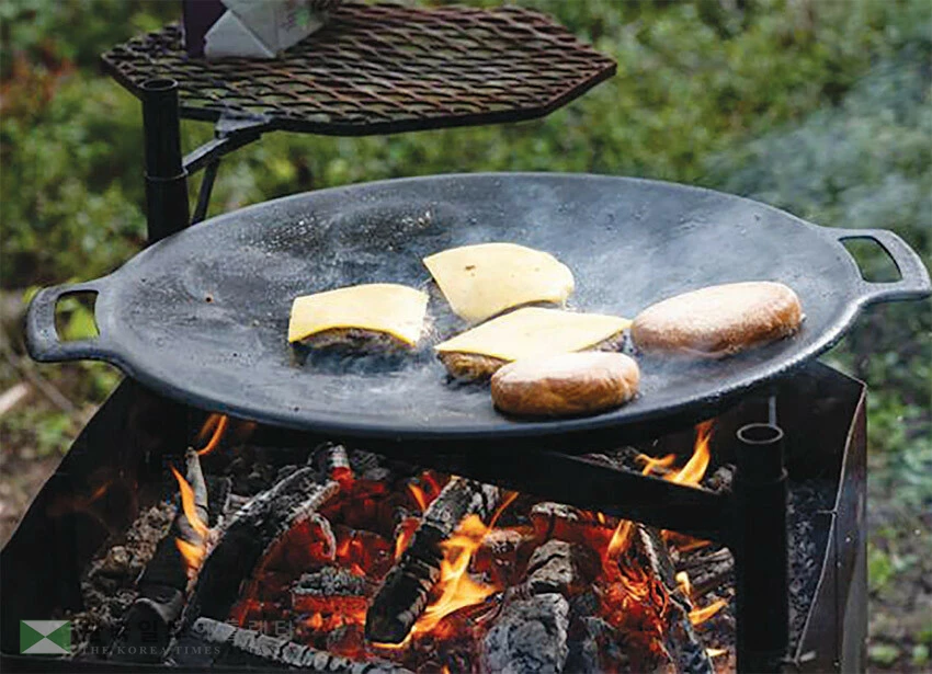 키틸라 아에케누스호변의 뫼끼에서 모닥불을 피워 식사를 준비하는 모습.